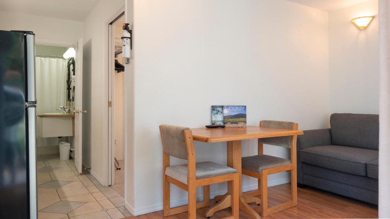 The Village Motel Naramata Exterior photo